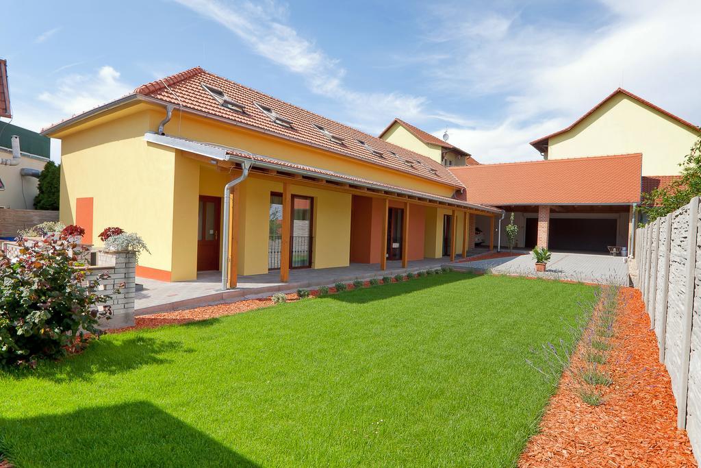 Pension Cizek Mikulov Buitenkant foto